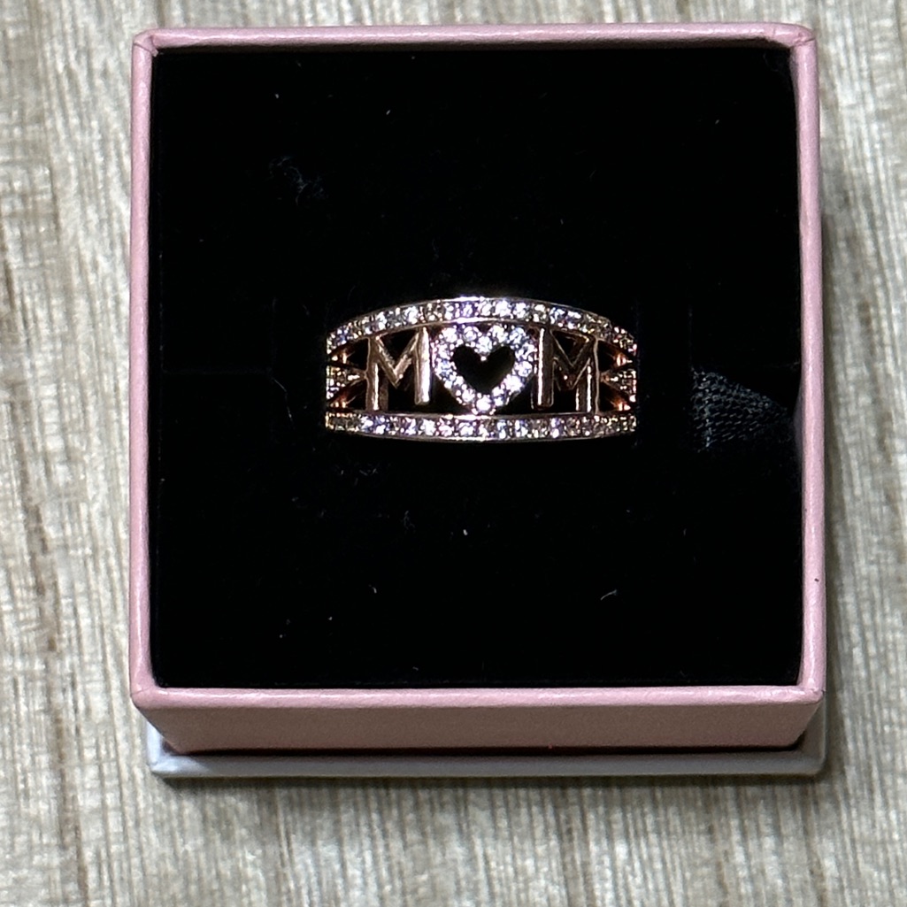 Beautiful Cubic Zirconia Rose Gold Tone Mom Ring 15$